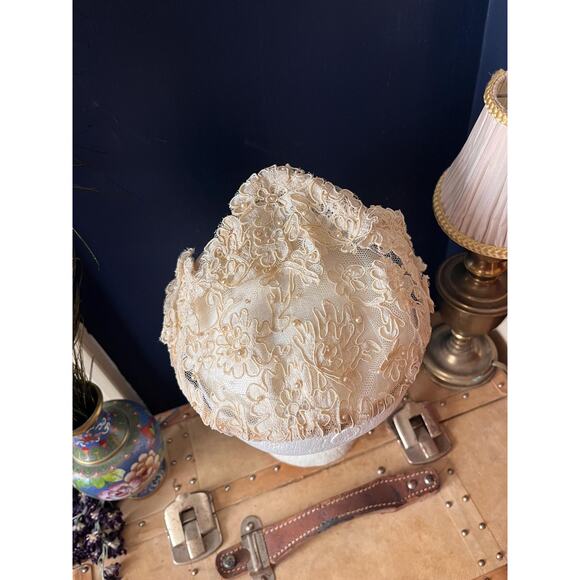 Vintage bridal headdress in ivory lace with beads main image 4